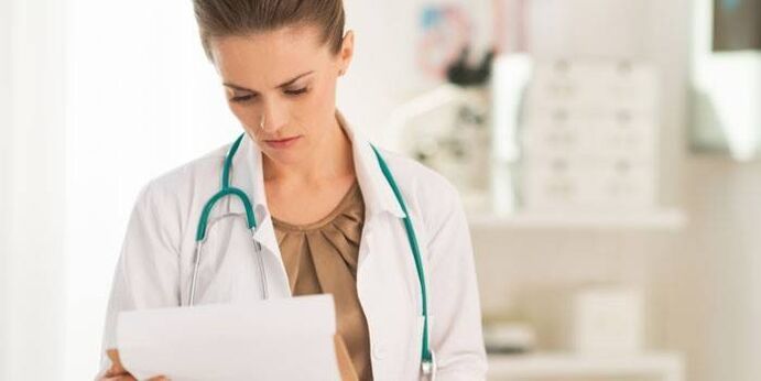 il medico esamina i test per la diagnosi del papillomavirus